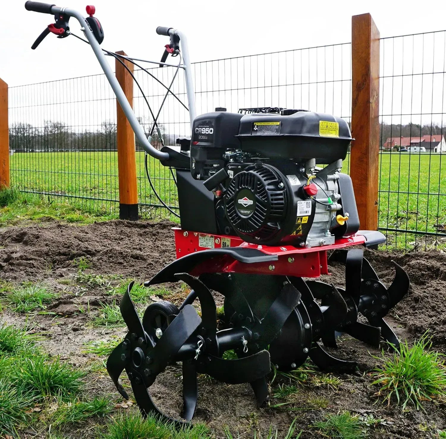 Leistungsstarker HECHT Benzin-Bodenfräse mit 4-Takt Motor, 6,5 PS, Arbeitsbreite 32-84 cm